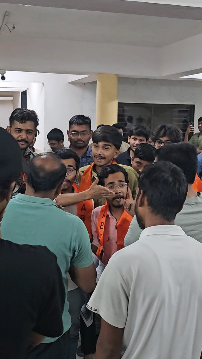 ABVPGujarat's tweet photo. #ABVPArvalli દ્વારા ગવર્મેન્ટ એન્જિનિયરિંગ કોલેજ ના હોસ્ટેલના વિવિધ વિષયને લઈને આવેદનપત્ર આપવામાં આવ્યું.
 
#ABVPGujarat https://t.co/vokLRyrirW