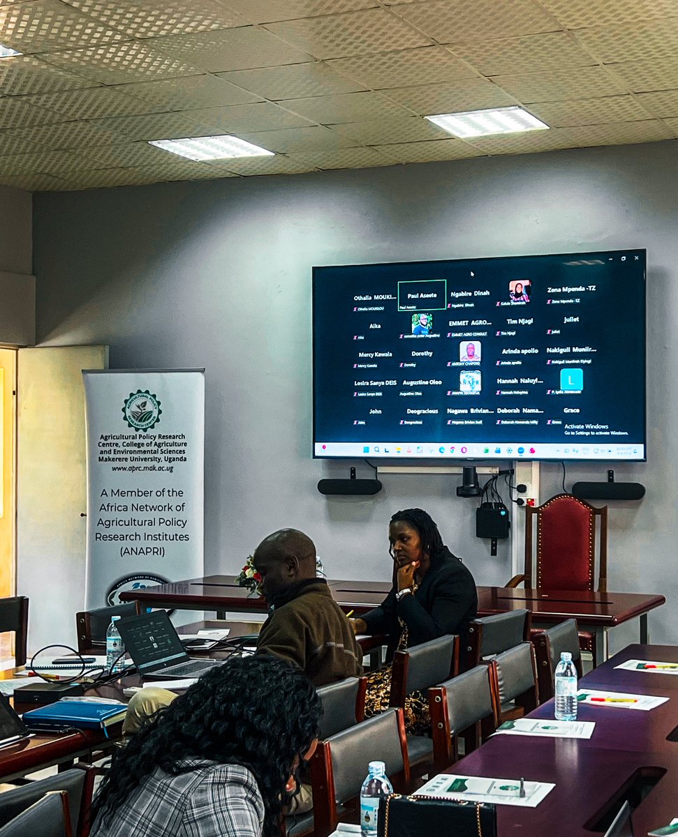 APRC_UG's tweet photo. Our latest policy discussion wasn't just limited to the room. 

We were thrilled to host a hybrid session, connecting our in-person stakeholders at Makerere University with virtual participants from across the region. 

Collaboration knows no borders! https://t.co/5Wf8c8388h
