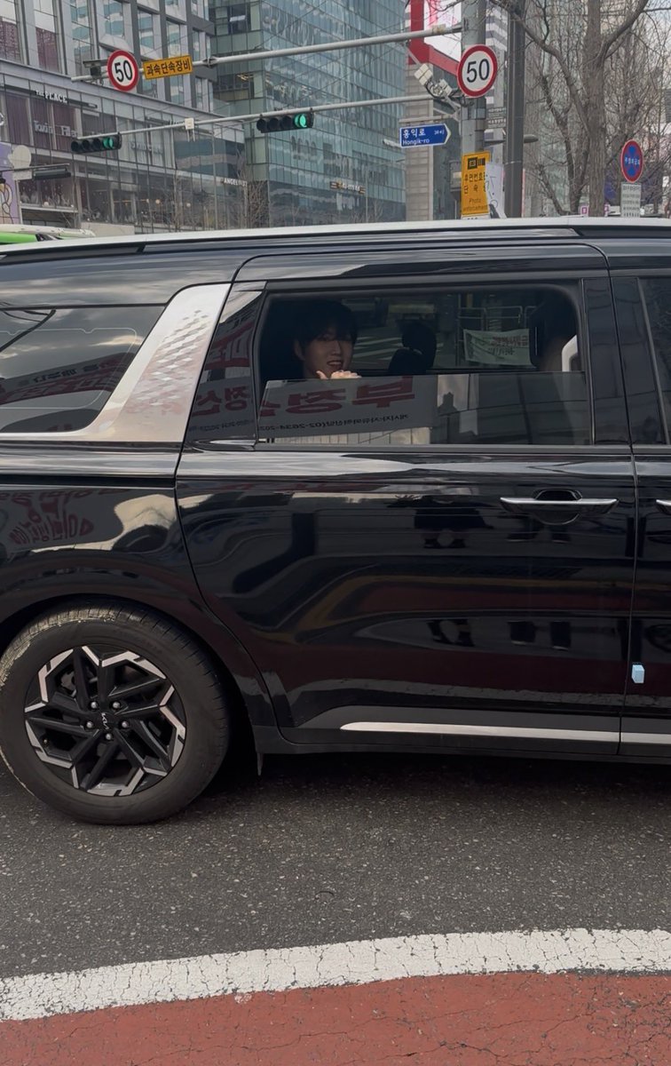 제니스 친구랑 밥 먹으러 가는 길에 신호등에서 왕이가 창문 열고 있어서 왕이한테 인사했어…