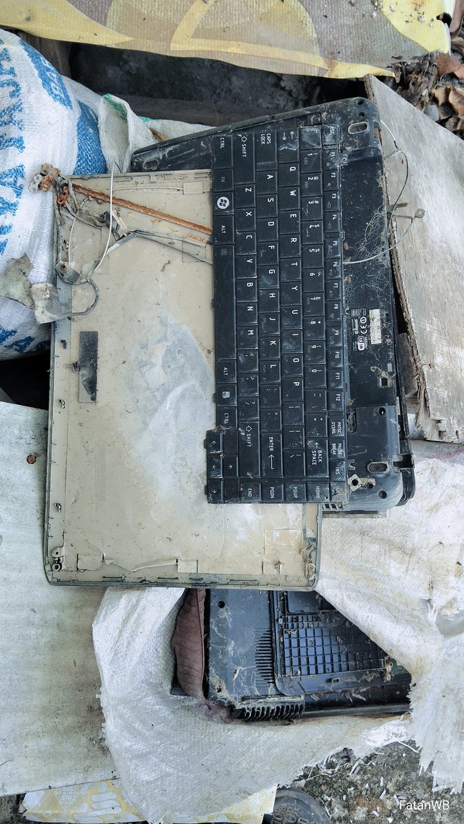 fatanwb's tweet photo. Dua buah laptop rusak akibat banjir,sudah saya bongkar semua tapi tetap tidak bisa di selamatkan. 1 punya anak untuk sekolah, 1 lagi punya saya untuk mencari sesuap nasi di media sosial.memang terasa banget,dalam beberapa bulan ini dengan ekonomi.mau minta ganti rugi sama siapa? https://t.co/MPxeLQj1bG