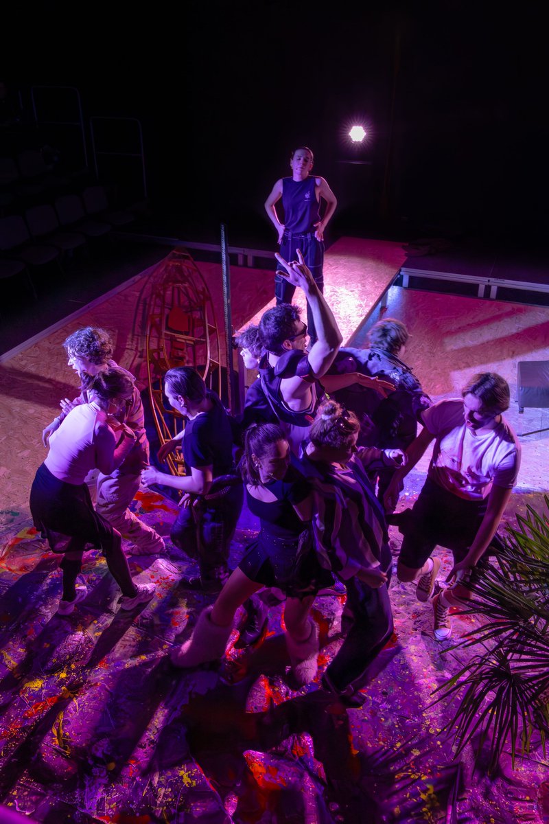 EwaSzkurlat's tweet image. Życie to magiczna rana, którą nosimy całe życie. Jakby była przyklejona do buta. Nie goi się i uwiera. Spektakl dyplomowy studentów #AST wg prozy D. Masłowskiej otwiera drogę do ich zawodowego życia. fot. I. Lach. #Reportaz w @RadioKrakow #kultura #sztuka #teatr #scena #Kraków