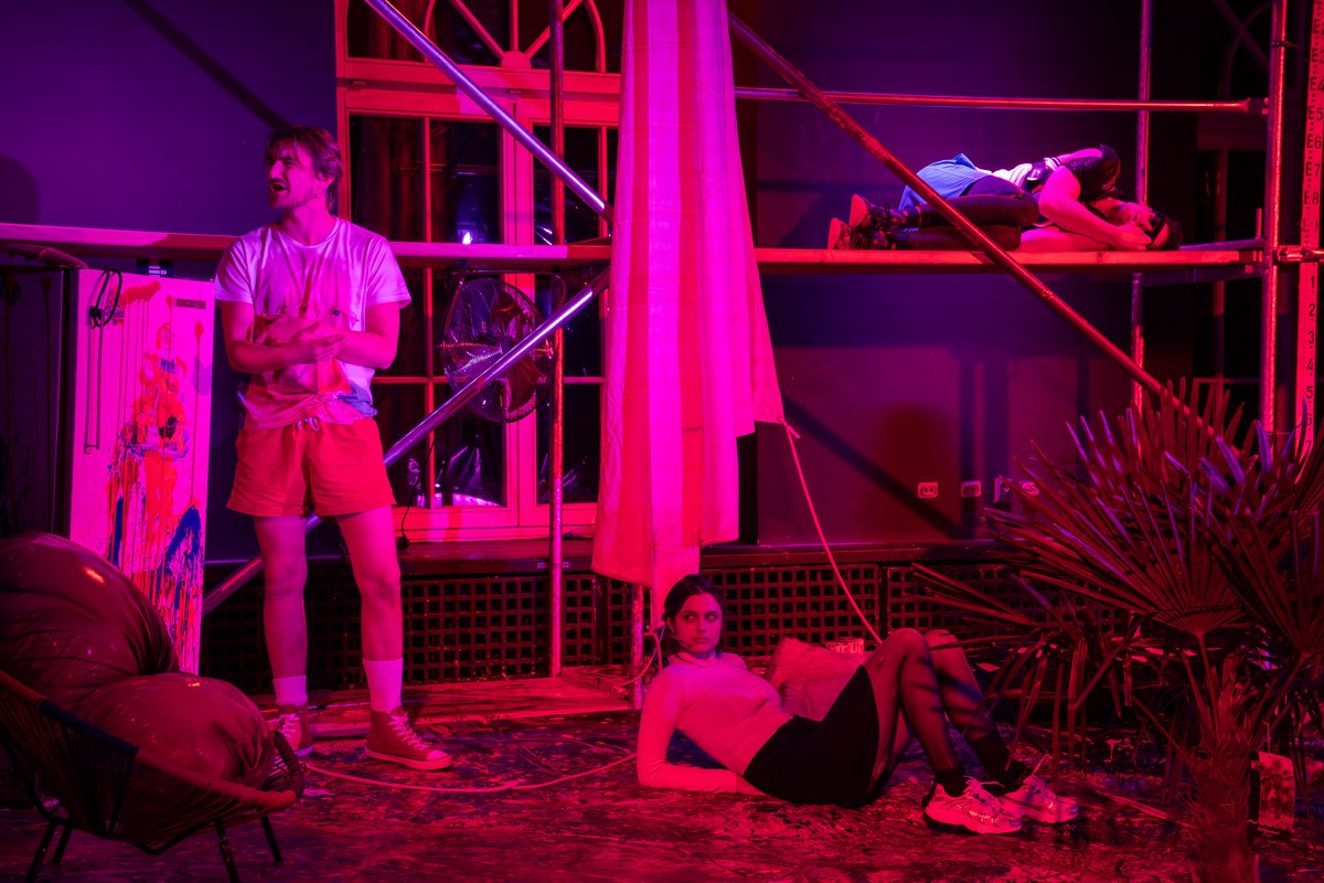 EwaSzkurlat's tweet image. Życie to magiczna rana, którą nosimy całe życie. Jakby była przyklejona do buta. Nie goi się i uwiera. Spektakl dyplomowy studentów #AST wg prozy D. Masłowskiej otwiera drogę do ich zawodowego życia. fot. I. Lach. #Reportaz w @RadioKrakow #kultura #sztuka #teatr #scena #Kraków