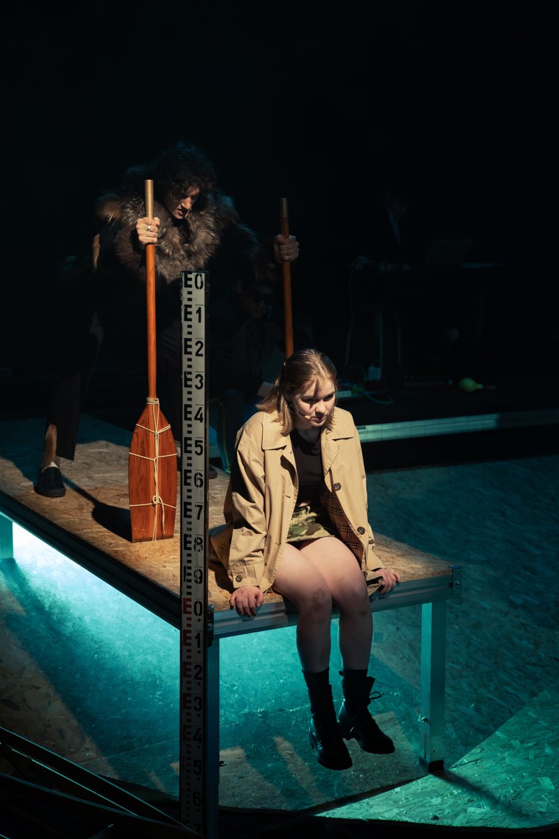 EwaSzkurlat's tweet image. Życie to magiczna rana, którą nosimy całe życie. Jakby była przyklejona do buta. Nie goi się i uwiera. Spektakl dyplomowy studentów #AST wg prozy D. Masłowskiej otwiera drogę do ich zawodowego życia. fot. I. Lach. #Reportaz w @RadioKrakow #kultura #sztuka #teatr #scena #Kraków