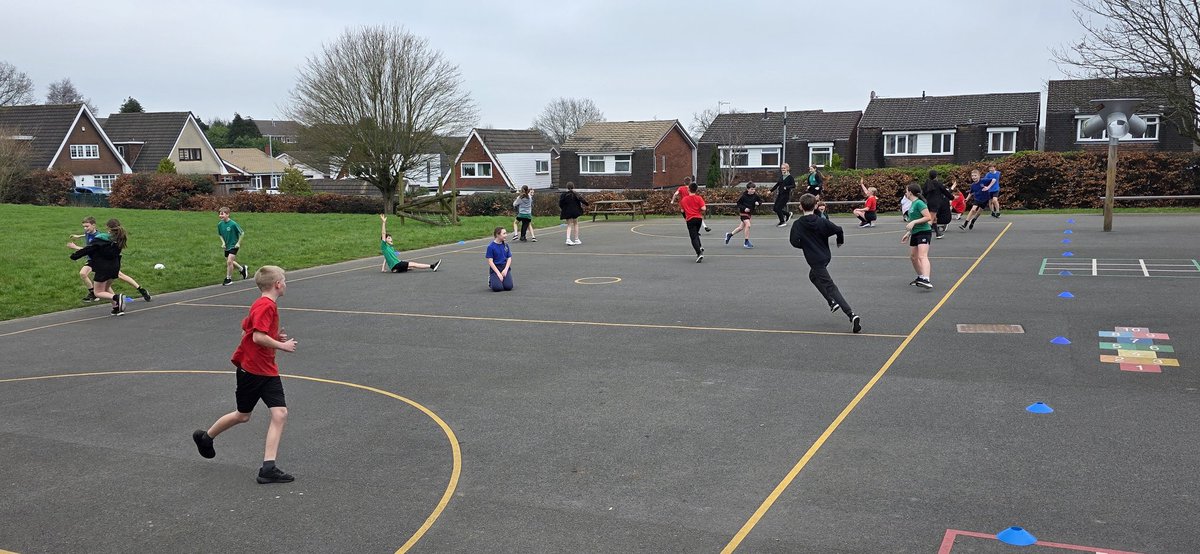 Class6Highpri's tweet photo. In our #HighfieldsPE lesson with @AVFCFoundation, we were looking at space, passing and paired work. https://t.co/kOJLBs7SOz