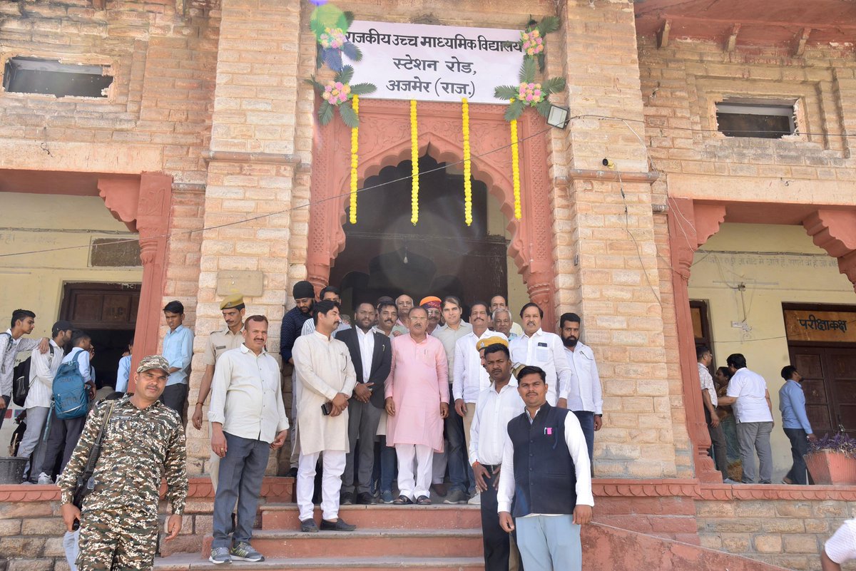 VasudevDevnani's tweet photo. शिक्षा विभाग, राजस्थान सरकार द्वारा अजमेर स्थित राजकीय मोइनिया इस्लामिया उच्च माध्यमिक विद्यालय के नवीन नाम “राजकीय उच्च माध्यमिक विद्यालय, स्टेशन रोड, अजमेर” का लोकार्पण किया।

इस अवसर पर विद्यालय परिवार, विद्यार्थियों एवं क्षेत्र के गणमान्य नागरिकों की उपस्थिति में शिक्षा के विकास, बेहतर शैक्षणिक वातावरण और विद्यार्थियों के उज्ज्वल भविष्य की कामना की। अजमेर उत्तर विधानसभा में गुणवत्तापूर्ण शिक्षा और आधुनिक सुविधाओं के विस्तार के लिए निरंतर कार्य जारी है।

#RajAssemblySpeaker #Ajmer