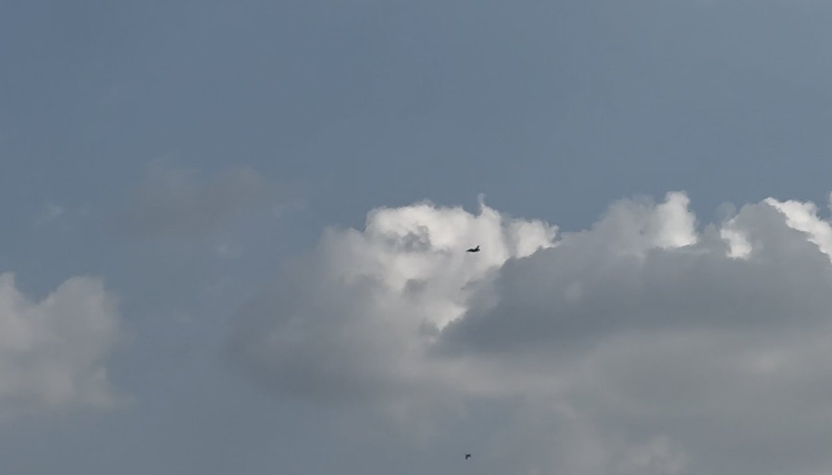 AnasMallick's tweet photo. Ahead of the 23rd March Parade, PAF Jets are back in the air in Islamabad — Snapped this a short while back. https://t.co/XtBfbKnAkH