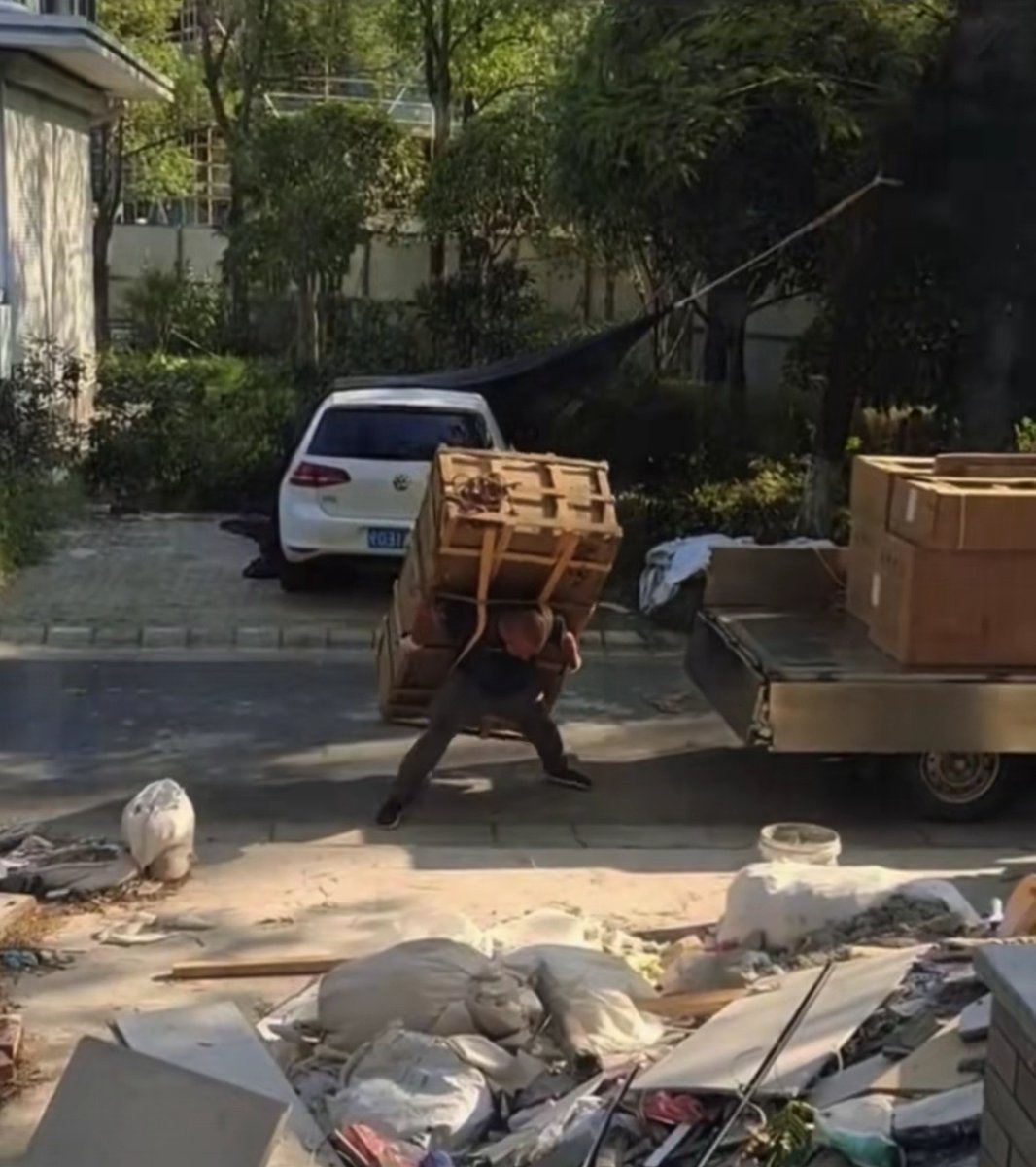 zevkisefai's tweet image. "Sorting old items Donate, sell, or repurpose—give them a new story!  #DeclutterWithPurpose"