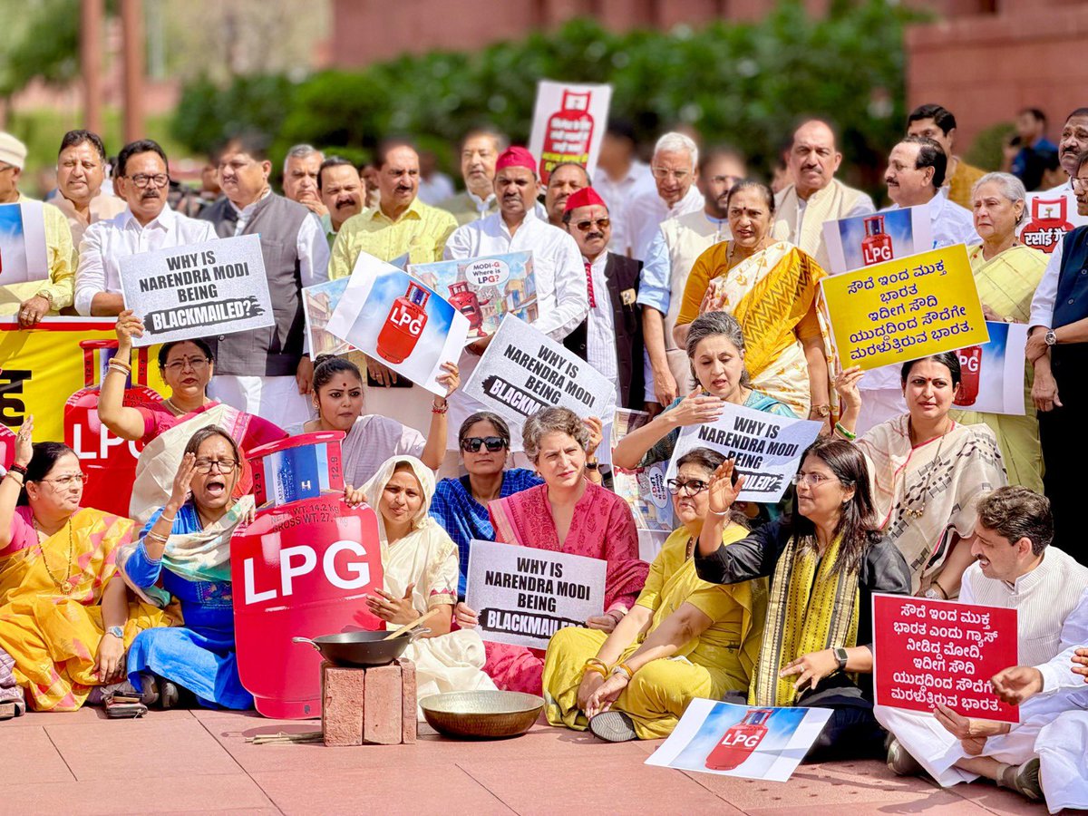 girishgoaINC's tweet photo. 𝐍𝐚𝐫𝐞𝐧𝐝𝐞𝐫 𝐁𝐡𝐢 𝐆𝐚𝐲𝐚𝐛, 𝐂𝐲𝐥𝐢𝐧𝐝𝐞𝐫 𝐁𝐡𝐢 𝐆𝐚𝐲𝐚𝐛

A nationwide LPG shortage has pushed millions of households into distress

नरेंद्र मोदी... सदन में आओ....

Opposition stages protest in Parliament against this lack of govt planning and utter mismanagement 

📍 New Delhi