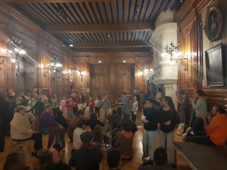 dsden26's tweet photo. 📜 Hommage à Mme de Sévigné 
Le 27/02/26, les élèves de CM1-CM2 de l’école Émile Loubet de Grignan ont célébré les 400 ans de Madame de Sévigné en lisant ses lettres dans le cadre exceptionnel du château de Grignan. Une mise en scène et en voix qui a ému petits et grands. https://t.co/P60XCANyGS