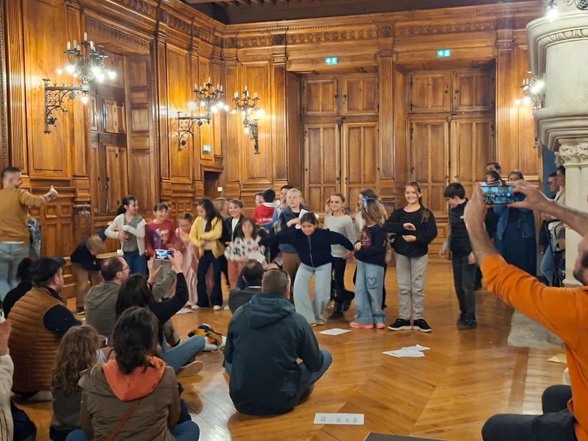dsden26's tweet photo. 📜 Hommage à Mme de Sévigné 
Le 27/02/26, les élèves de CM1-CM2 de l’école Émile Loubet de Grignan ont célébré les 400 ans de Madame de Sévigné en lisant ses lettres dans le cadre exceptionnel du château de Grignan. Une mise en scène et en voix qui a ému petits et grands. https://t.co/P60XCANyGS
