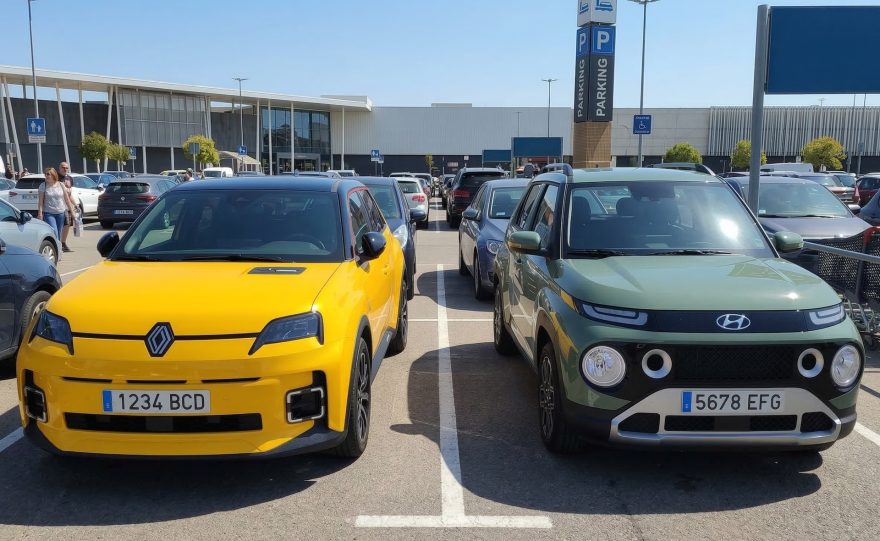 Highmotor's tweet image. Renault 5 e-tech vs Hyundai Inster: duelo de eléctricos urbanos con  ... highmotor.com/renault-5-e-te… #5ETech #Hyundai #Inster #Renault #CochesEléctricos #ANFAC #AutonomíaWLTP #Comparativa2026 #EléctricosUrbanos #HyundaiInster #PlanAuto #PreciosDesde #Renault5Etech #SegmentoUrbano
