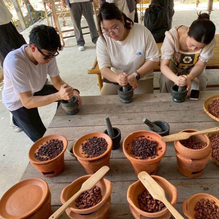 ChulalongkornU's tweet image. นักศึกษาญี่ปุ่น - จีน ร่วมเรียนรู้ “การศึกษาและการพัฒนา” ผ่าน Fieldwork ในประเทศไทย กับคณะครุศาสตร์ #จุฬาฯ📚🌱

โครงการจัดขึ้นระหว่าง 27 ก.พ.- 7 มี.ค. 69 โดยสาขาวิชาพัฒนศึกษา✨

#chula #fieldwork

🔍อ่านที่ chula.ac.th/news/292438/