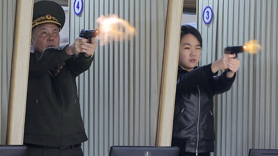 🇰🇵🔫👧 FLASH | La Corée du Nord publie des photos de Kim Ju-ae, fille de Kim Jong-un, tirant au pistolet lors d’un événement officiel. Elle est considérée comme l’héritière potentielle du régime.