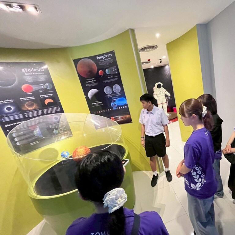 ChulalongkornU's tweet image. นักศึกษาญี่ปุ่น - จีน ร่วมเรียนรู้ “การศึกษาและการพัฒนา” ผ่าน Fieldwork ในประเทศไทย กับคณะครุศาสตร์ #จุฬาฯ📚🌱

โครงการจัดขึ้นระหว่าง 27 ก.พ.- 7 มี.ค. 69 โดยสาขาวิชาพัฒนศึกษา✨

#chula #fieldwork

🔍อ่านที่ chula.ac.th/news/292438/