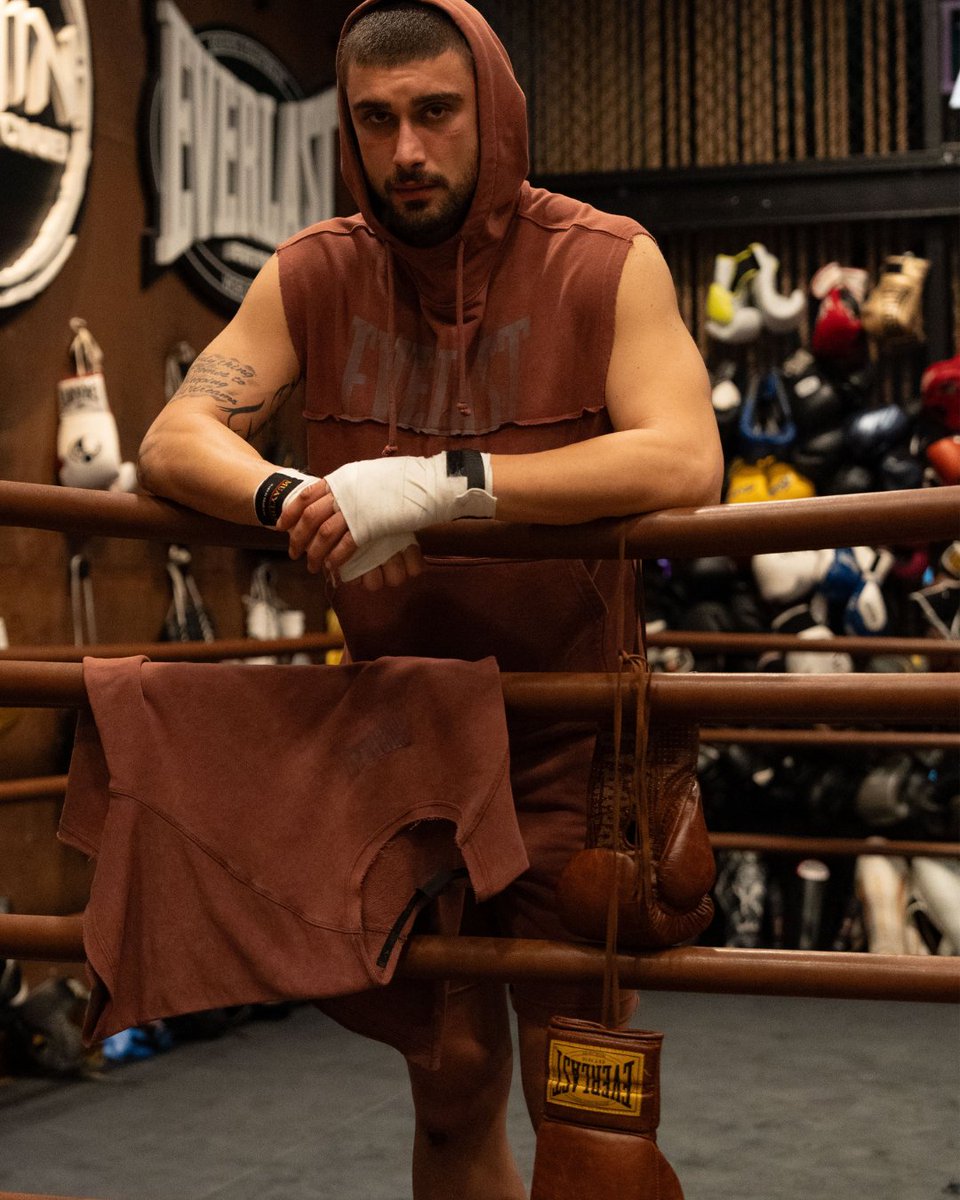 EverlastTr's tweet photo. Eski okulun tozlu salonundan kalma bir mirastır seni buraya bağlayan 🥊

#ChoiceOfChampions #TeamEverlast #EverlastTürkiye https://t.co/dBVzO8lfWQ