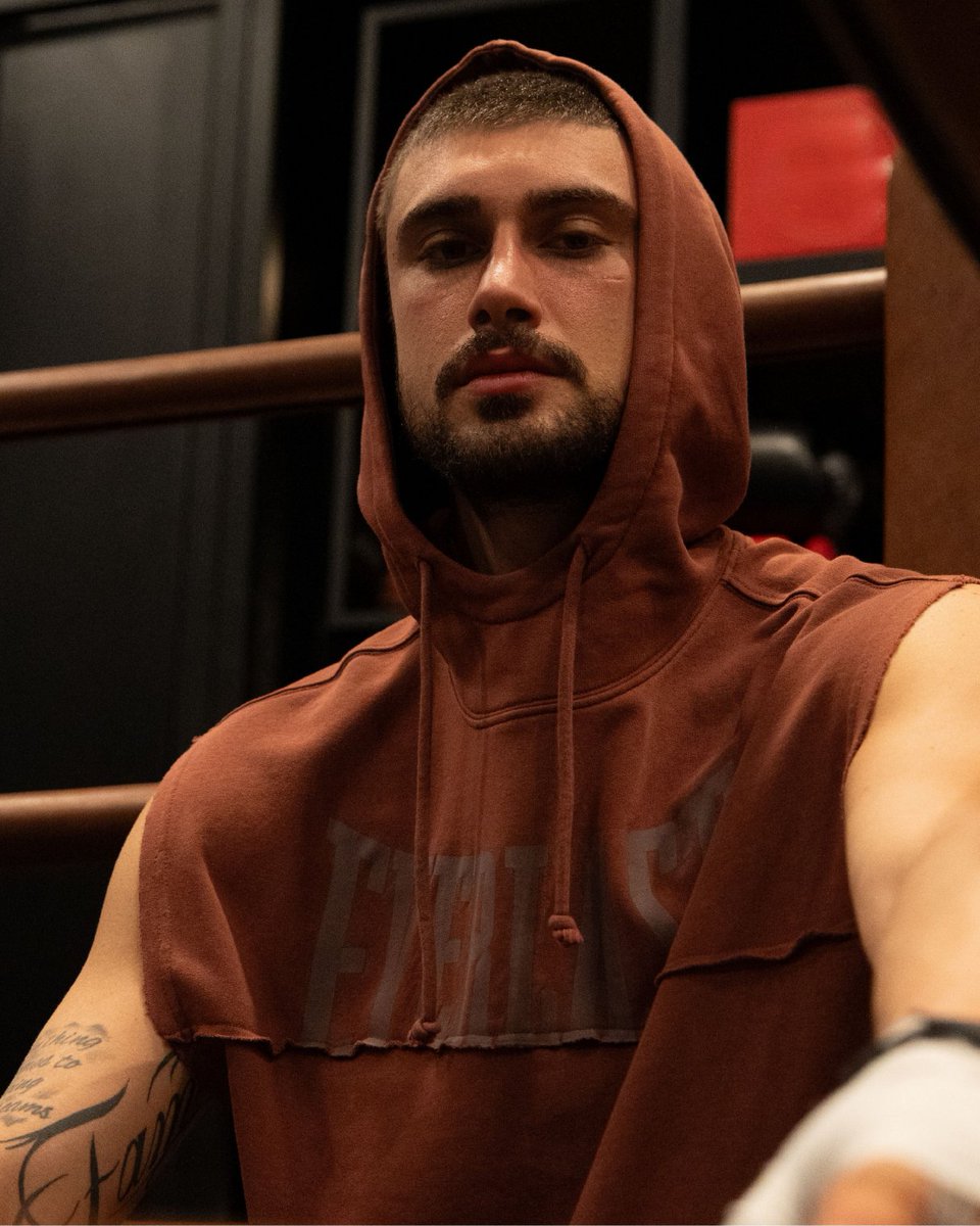 EverlastTr's tweet photo. Eski okulun tozlu salonundan kalma bir mirastır seni buraya bağlayan 🥊

#ChoiceOfChampions #TeamEverlast #EverlastTürkiye https://t.co/dBVzO8lfWQ