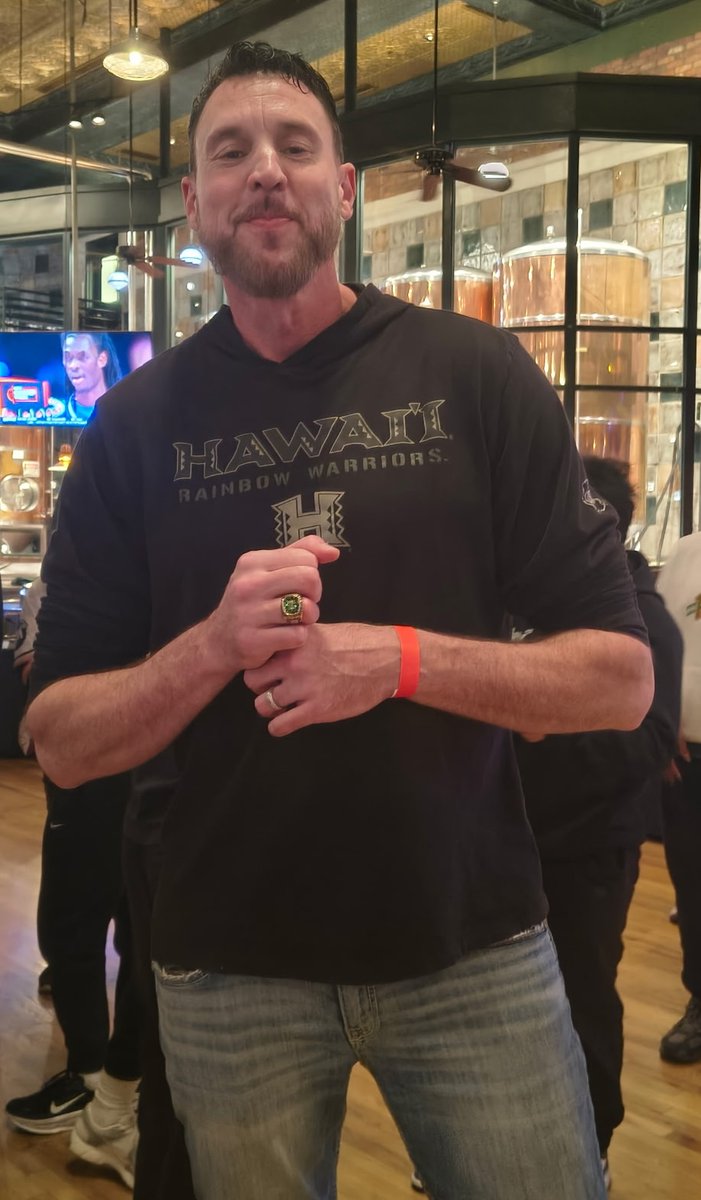 WarriorInsider's tweet photo. Twenty-five years ago, Troy Ostler helped lead the @HawaiiMBB team to an unexpected Western Athletic Conference championship and a spot in the NCAA Tournament. He is now a high school basketball coach in Las Vegas, and the Warriors practiced at his school's gym on Wednesday. https://t.co/KlQbb5E8qh