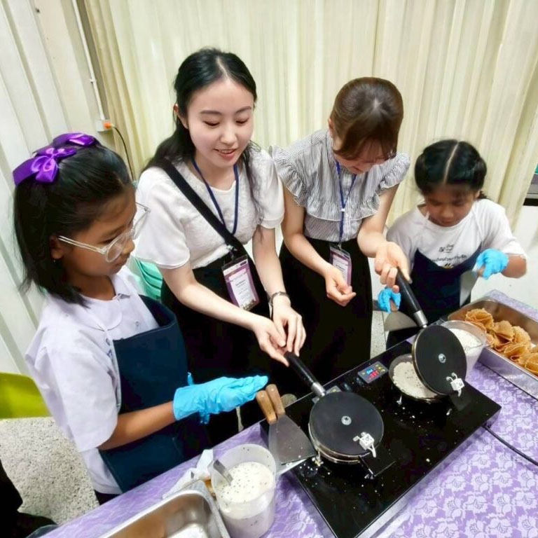 ChulalongkornU's tweet image. นักศึกษาญี่ปุ่น - จีน ร่วมเรียนรู้ “การศึกษาและการพัฒนา” ผ่าน Fieldwork ในประเทศไทย กับคณะครุศาสตร์ #จุฬาฯ📚🌱

โครงการจัดขึ้นระหว่าง 27 ก.พ.- 7 มี.ค. 69 โดยสาขาวิชาพัฒนศึกษา✨

#chula #fieldwork

🔍อ่านที่ chula.ac.th/news/292438/