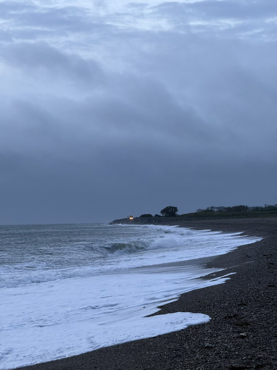 MarcD_Weegem's tweet image. Thursday.
Winter’s last gasp, I think. 🤔
.
#ireland #stormhour #ThePhotoHour #sunrise #wicklow #dogsofx #greystones #irelandsancienteast #KeepDiscovering