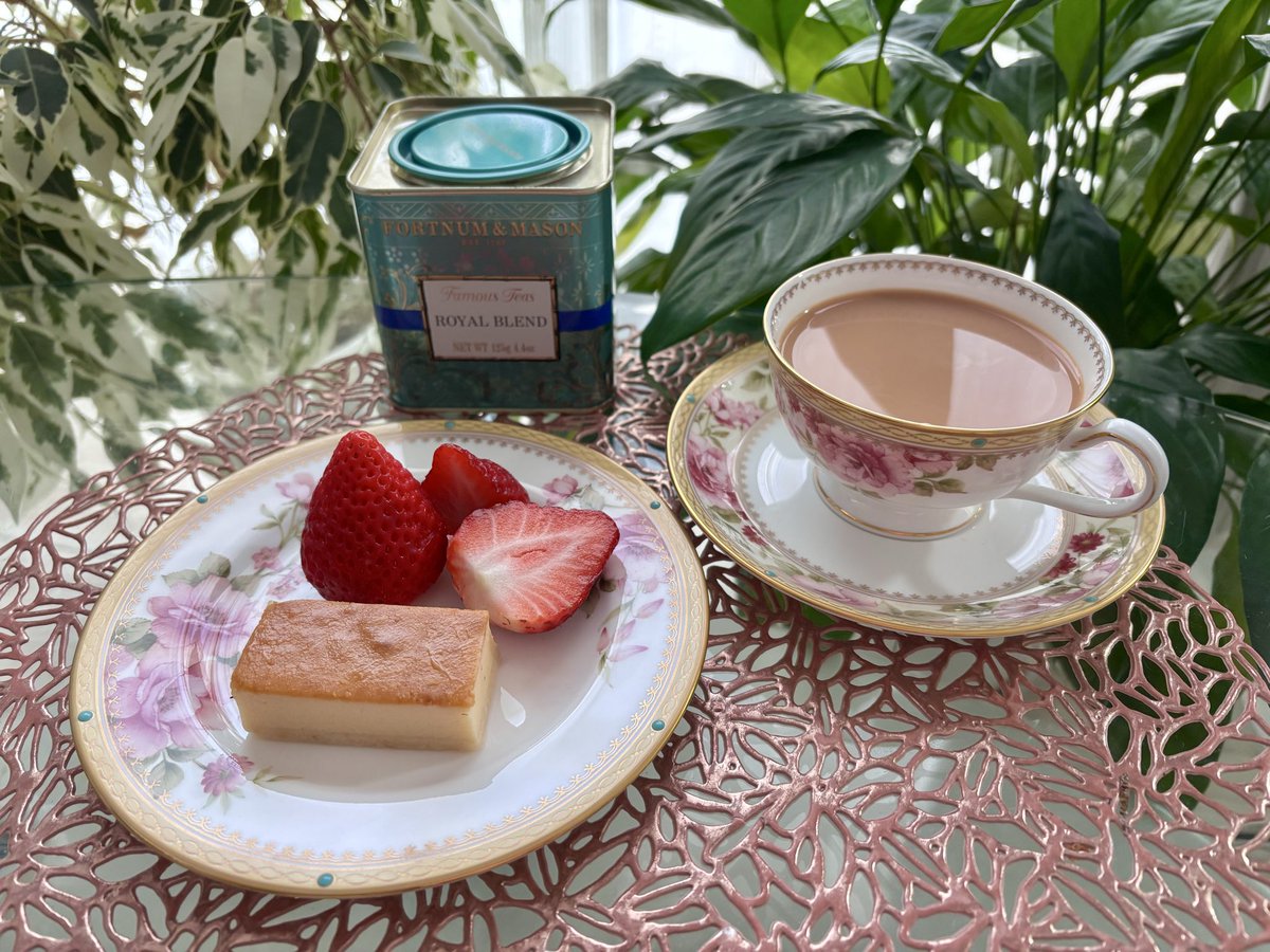 チーズケーキにあまおうを添えて、フォートナム&amp;メイソン ロイヤルブレンドと一緒にティータイムです🫖

本好きの次女が学校から『成瀬は天下を取りにいく』を借りてきました✨
気にはなりつつ未読だった私、子供より先に読み始めるという😂
今日中には返すから許して娘ちゃん🙏
#茶好連