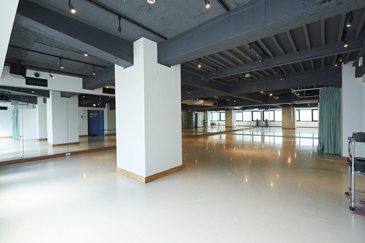 駅近で便利な練習スタジオ🚶‍♀️
新宿駅から徒歩約5分。
 アクセスが良いので、メンバーも集まりやすい立地です。
ダンス練習・リハーサル・撮影にもおすすめ🎶

▼ご予約はこちら
 mystudio.resv.jp/reserve/calend…

#新宿マイスタジオ
 #新宿駅近
 #レンタルスタジオ