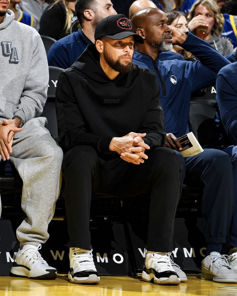 Novelship's tweet photo. Steph Curry pays tribute to MJ 👑
Courtside vibes in the Air Jordan 11 “Concord” vs. the Bulls 🏀🔥

#sneakerheads #SneakerWatch #fyp #shoes #sneaker #sneakerhead #sneakernews #basketball #basketball🏀 #sport #fyp #fypシ #nike #aj #boy #kicks #kickstagram https://t.co/rlyr02gHBx