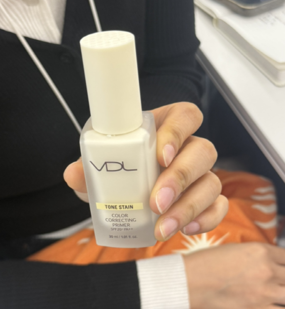 vdl_cosmetics's tweet photo. 🍋 레몬 프라이머 #진실의체험단
동동 뜨�� 톤업 싫은 사람 손!! 🙋‍♀️
얼굴이랑 목색 차이 고민이라면?
피부색에 착- 스며드는 레몬 프라이머를 써보세요 🍋✨

가이드❌ / 초안 검수❌

레몬 프라이머 진실의 후기 남겨주실
체험단 20분 모집합니다! ��

목에도 톤업크림 바르는 사람 모여라 🏃‍♀️💨
#반톤업 #안색토닝

💛 모집 인원: 20명
💛 신청 방법: 해당 게시물 RT + 계정 Follow
💛 제품: VDL 톤스테인 프라이머 04 크림 옐로우
💛 참여 내용: 7일 이상 사용 찐 장단점 후기 업로드

📅 당첨자 발표 : 3/16(월) 총 20명 개별 DM
📸 업로드 기간 : 3/27(금) ~ 4/7(화)