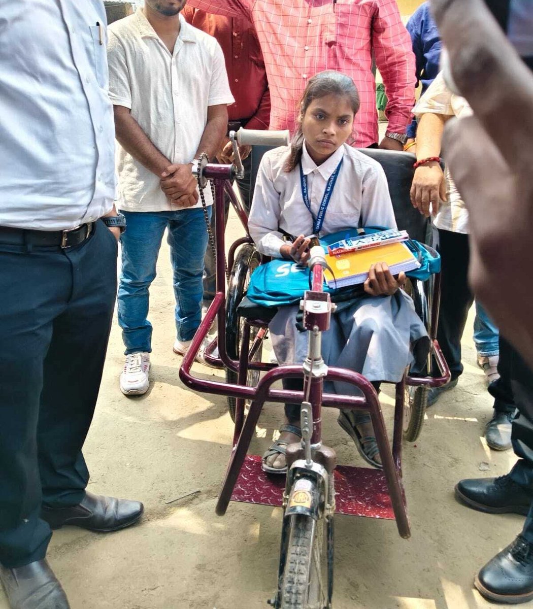 बिहार के गोपालगंज की दिव्यांग छात्रा सोनी कुमारी को ट्राई साइकिल मिल गई हैं। दो दिनों से इनका वीडियो सोशल मीडिया पर बहुत वायरल हो रहा था।