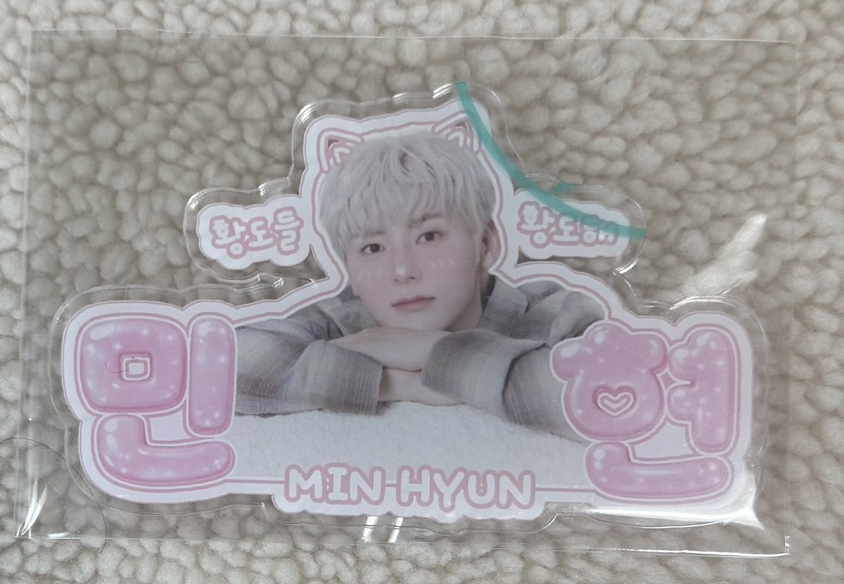 그립톡이 왔어여!!🧡🧡 
네임보드..? 느낌으로 만들고 싶어서 제작했는데 너무 이쁘고 귀엽게 제작되서 왔어영!!>.< 크기는 좀 은근 큰 편이라서 콘서트나 팬미팅때 쓰기 좋을것같아여..🧡🧡🧡