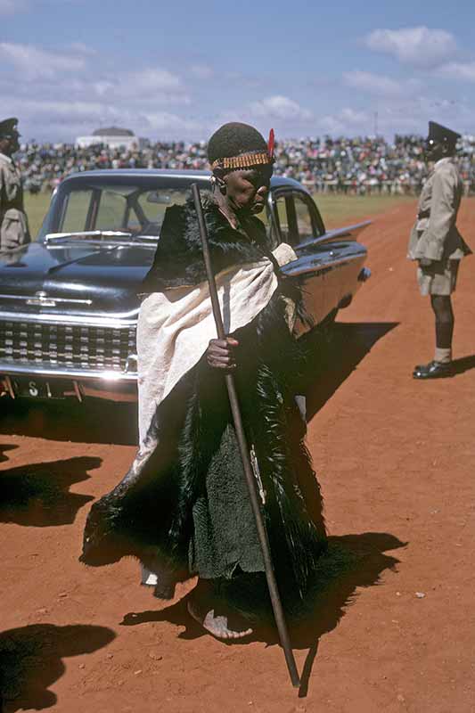 Darkmatterh6nd's tweet photo. Queen Mother of Swaziland Zihlathi Ndwandwe (1957-1975) during the independence celebrations on 07 September 1970. The car is a Cadillac Fleetwood 75 Limousine. https://t.co/fFRlQXWB7n