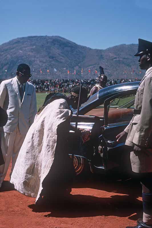 Darkmatterh6nd's tweet photo. Queen Mother of Swaziland Zihlathi Ndwandwe (1957-1975) during the independence celebrations on 07 September 1970. The car is a Cadillac Fleetwood 75 Limousine. https://t.co/fFRlQXWB7n