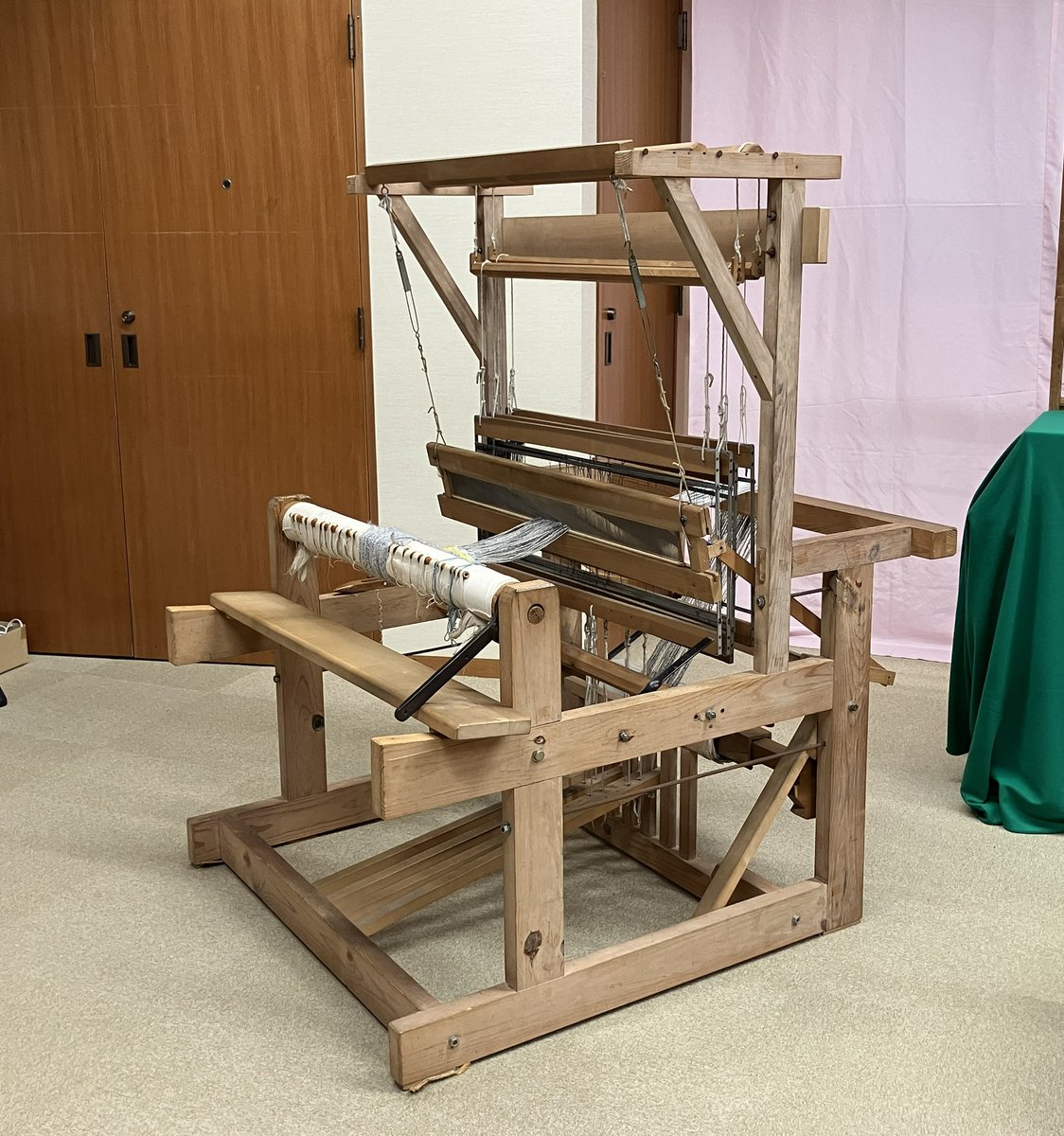 nakano_rekimin's tweet photo. 親子向けプログラム「きいて、さわろう―民話と昔の道具」締切間近！
三味線の音色と共に語られる「舌切りすずめ」「つるの恩返し」のお話と、機（はた）や背負子（しょいこ）等、昔の道具を体験を楽しみます。
詳しくは以下へ。3/17締切です。
https://t.co/b6sdXD6GZH https://t.co/CSyL1Op78t