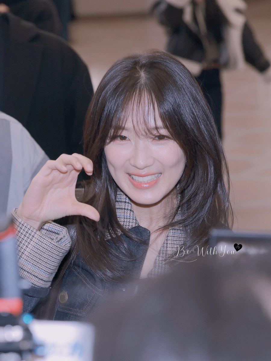 🎀260312🎀 김혜윤 GMP출국

She shines 🌟 

#KimHyeYoon #김혜윤