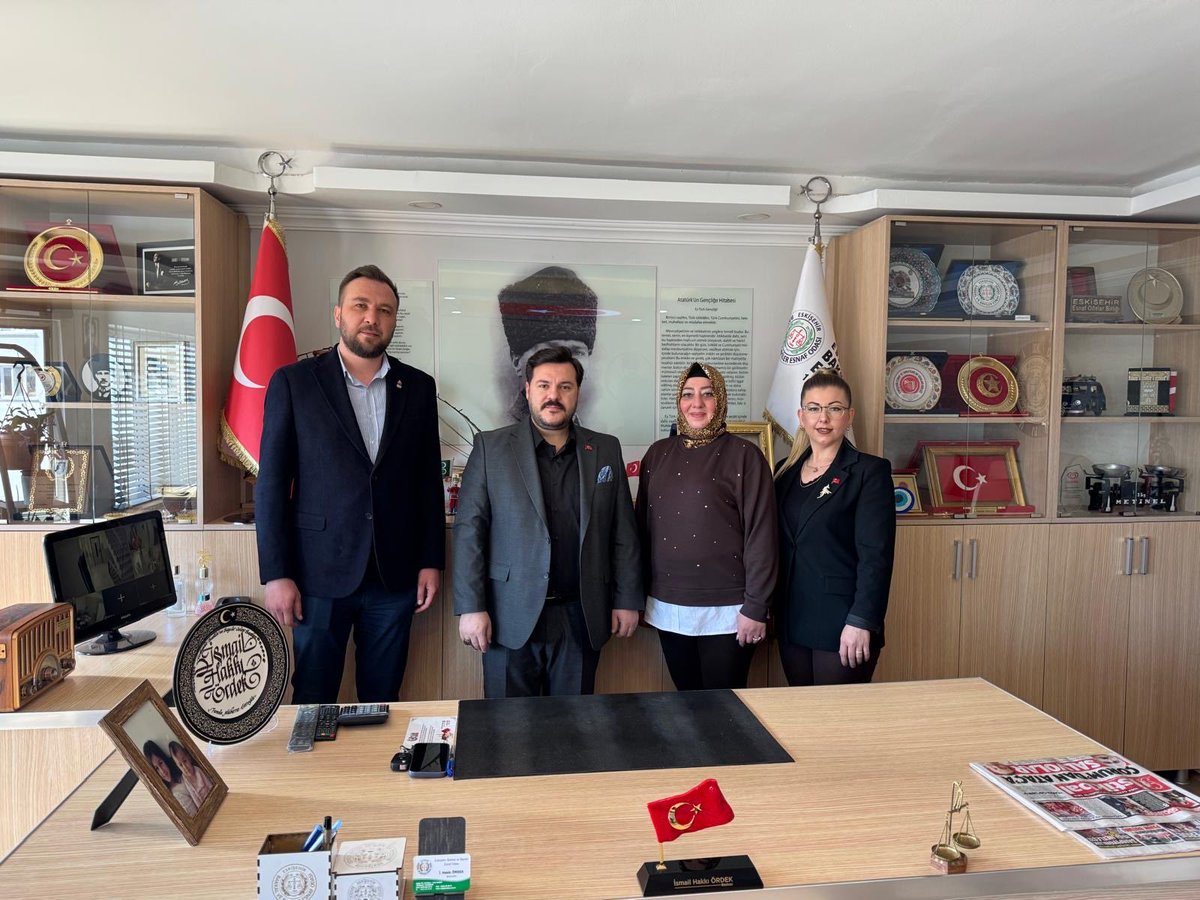 zafertepebasi26's tweet photo. İlçe Başkanımız Uğur BAHAR,
Kadın Kolları Başkanımız Funda ESİROĞLU,
İlçe Başkan Yardımcımız Gizem TOKÇALAR ile birlikte ;

 Bakkal ve Bayiler Odası Başkanı İsmail Hakkı ÖRDEK’i ziyaret ettik.
Başkanımıza hoş sohbetleri ve misafirperverlikleri için teşekkür ederiz. https://t.co/ChSQw1h9BB