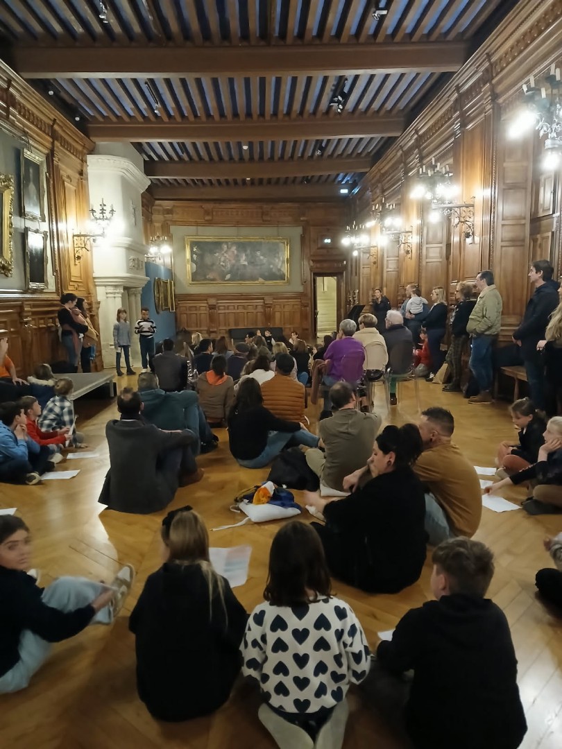 dsden26's tweet photo. 📜 Hommage à Mme de Sévigné 
Le 27/02/26, les élèves de CM1-CM2 de l’école Émile Loubet de Grignan ont célébré les 400 ans de Madame de Sévigné en lisant ses lettres dans le cadre exceptionnel du château de Grignan. Une mise en scène et en voix qui a ému petits et grands. https://t.co/P60XCANyGS
