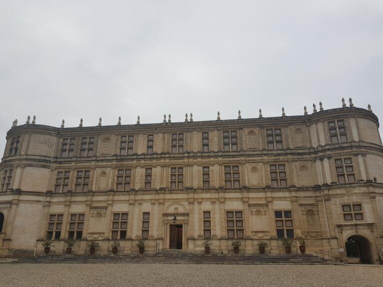 dsden26's tweet photo. 📜 Hommage à Mme de Sévigné 
Le 27/02/26, les élèves de CM1-CM2 de l’école Émile Loubet de Grignan ont célébré les 400 ans de Madame de Sévigné en lisant ses lettres dans le cadre exceptionnel du château de Grignan. Une mise en scène et en voix qui a ému petits et grands. https://t.co/P60XCANyGS
