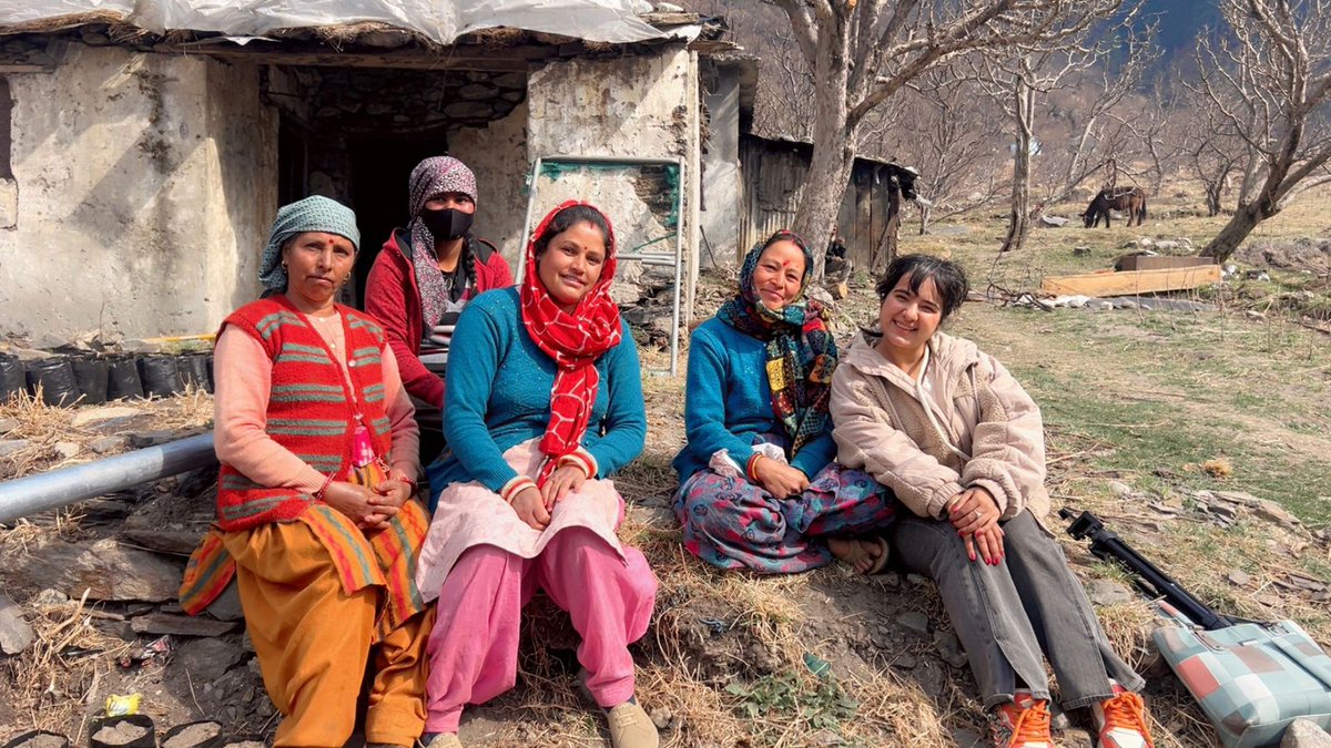 radioibextarana's tweet image. A memorable visit to Village Jhala by Radio IBEX Tarana 88.4 FM.
Interactions with local women and Pradhan Abhishek ji while capturing stories on the upcoming Apple Processing Plant. 

@suryacommand 
@UBArea_IA 

#newpost #tweet #radioibextaranaharsil #uttrakhand #jhalavillage