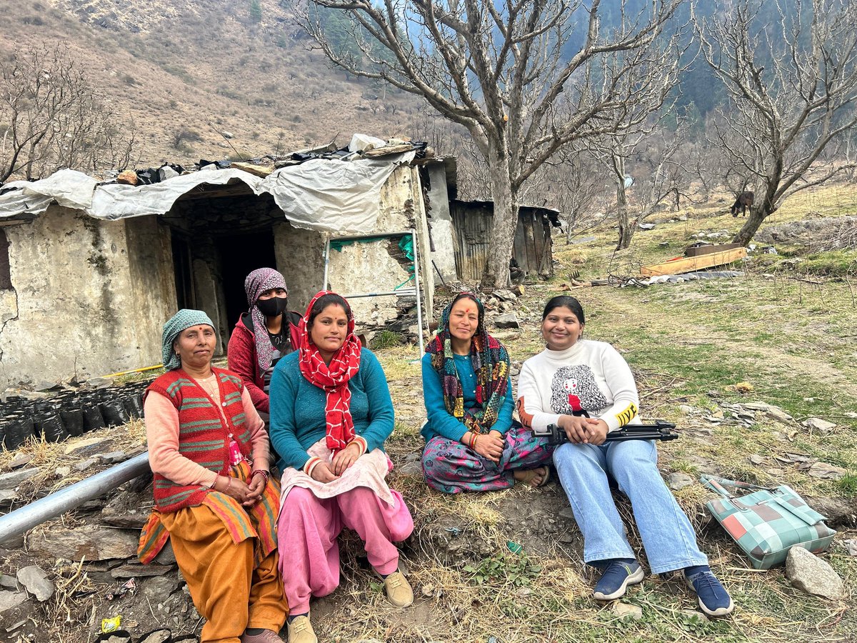 radioibextarana's tweet image. A memorable visit to Village Jhala by Radio IBEX Tarana 88.4 FM.
Interactions with local women and Pradhan Abhishek ji while capturing stories on the upcoming Apple Processing Plant. 

@suryacommand 
@UBArea_IA 

#newpost #tweet #radioibextaranaharsil #uttrakhand #jhalavillage