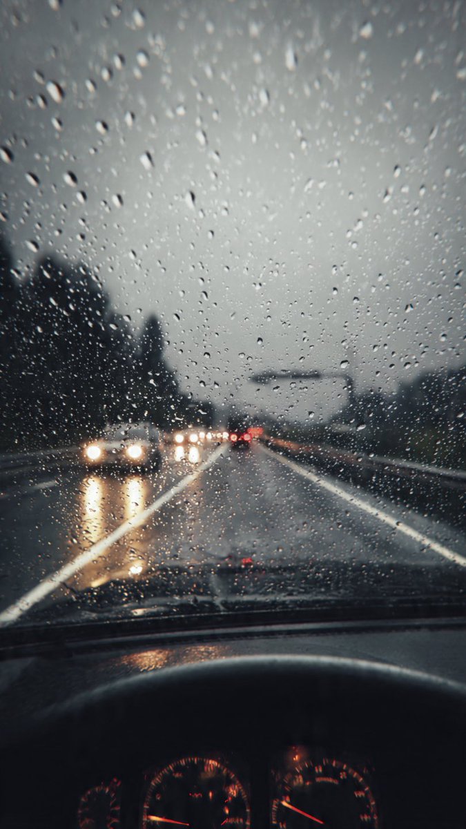FitLikeSticks's tweet photo. Thursday mood: 🍂☔ Rain in Johannesburg, crisp air… somewhere between “deep thoughts” and “is it weekend yet?” Happy Thursday folks ❤️😘#HappyThursday #AutumnVibes #AlmostWeekend https://t.co/p02aU0KWx5