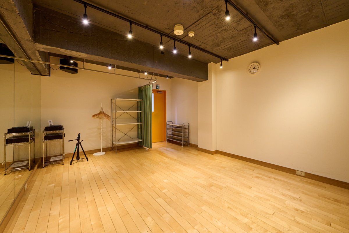 【スタジオ豆知識💡】

当スタジオの4Fは“白のシート床”。
 光を反射しやすく、撮影映えするのが特徴です📸✨
一方で5F・6Fは“フローリング”仕様。
 リハーサルやレッスンに最適🏃‍♀️

用途に合わせてフロアを選べます。
#新宿マイスタジオ
 #スタジオ豆知識
 #レンタルスタジオ