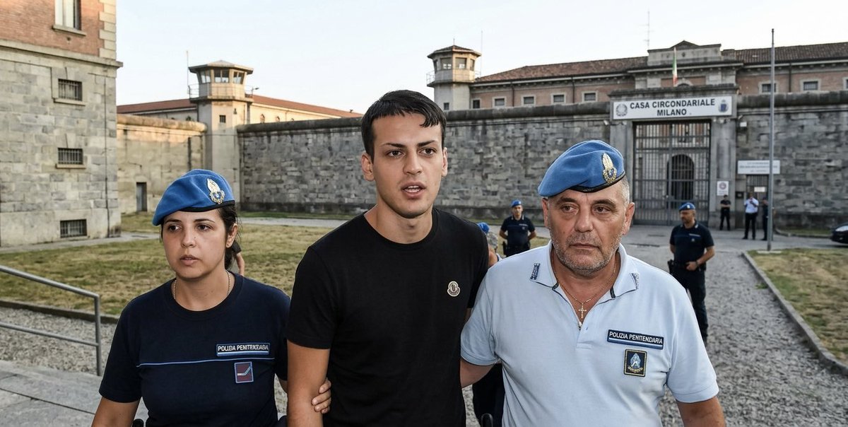 cicalonesimone's tweet photo. Omicidio per una cuffia audio da 14 euro, questo è quello che valeva la vita di un uomo, disposta la perizia psichiatrica per l’assassino.

Si è aperto a Milano il processo d'appello per l'omicidio di Manuel Mastrapasqua, il trentunenne ucciso a Rozzano l'11 ottobre 2024 per il furto di un paio di cuffie wireless. In aula, l'imputato Daniele Rezza ha tentato di chiedere perdono alla famiglia della vittima, scatenando la reazione immediata della madre di Manuel che lo ha interrotto chiedendogli di tacere.
La decisione della Corte
Nonostante il parere contrario della Procura generale e dei legali di parte civile, i giudici della Corte d'Assise d'appello hanno deciso di riaprire l'istruttoria disponendo una perizia psichiatrica su Rezza. L'obiettivo è stabilire la sua reale capacità di intendere e di volere al momento del delitto. La difesa sostiene infatti che il giovane soffra di una patologia psichiatrica che ne comprometterebbe il controllo degli impulsi.
I fatti e la condanna di primo grado
Manuel Mastrapasqua stava rientrando a casa dopo il turno di lavoro in un supermercato quando venne aggredito e ucciso con una coltellata al petto. Rezza confessò l'aggressione spiegando di aver voluto rapinare la vittima di qualsiasi oggetto di valore. Nel luglio 2025, il giovane è stato condannato in primo grado a 27 anni di reclusione, sentenza che la famiglia chiede venga confermata interamente e scontata in carcere.
Tensione in aula
Il clima durante l'udienza è rimasto teso. Al termine della lettura dell'ordinanza che dispone i nuovi accertamenti medici, i familiari della vittima hanno contestato l'atteggiamento dell'imputato, accusandolo di mostrare mancanza di rispetto verso il loro dolore. Il perito riceverà l'incarico ufficiale nella prossima udienza del 18 marzo.
#giustizia #omicidio