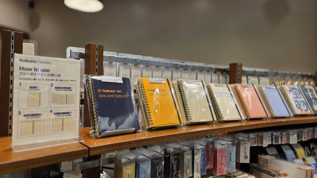 人気のロルバーン シリーズ「ロルバーン フリーダイアリー」が再入荷しました！
日付を自由に書き込んで使えるフリーダイアリー。思い立った日から気軽に始められ、必要な日だけ書くことができるので、自分のペースで続けやすいのが魅力です。
#ロルバーン #rollbahn