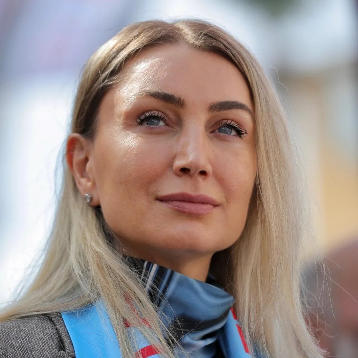 Dilek İmamoğlu, duruşma başlamadan önce fotoğraf çektiren sanık ailelerine engel olan mübaşire tepki gösterdi:

“Her sabah gerginlik çıkarıyorsunuz. Sizin aileniz, çoluğunuz çocuğunuz yok mu?

Bu insanların sevdikleri 1 yıldır içeride. Bugünler de geçer.”