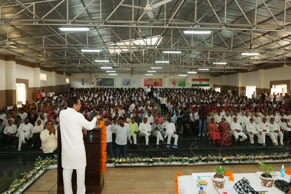 केंद्रीय मंत्री मा०श्री <a href="/jayantrld/">Jayant Singh</a> चौधरी जी ने मोदीनगर स्थित डॉ.केएनमोदी विश्वविद्यालय में कौशल विकास एवं उद्यमिता केंद्र का उद्घाटन किया यह केंद्र युवाओं को आधुनिक कौशल प्रशिक्षण प्रदान कर उन्हें आत्मनिर्भर बनाने रोजगार के नए अवसर सृजित करने की दिशा में महत्वपूर्ण भूमिका निभाएगा