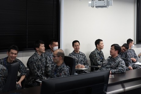 jasdf_adtc's tweet photo. #航空開発実験集団司令部 では、国際災害レスキューナースの #辻直美 氏を講師に迎え、「顔からわかる脳の癖」と題した講話を実施しました。顔写真を用いた分析やグループワークを通じ、顔の特徴から思考やコミュニケーションの傾向を体感し、相手に合わせた伝え方を学ぶ貴重な機会となりました！ https://t.co/kf2sR2q1ER