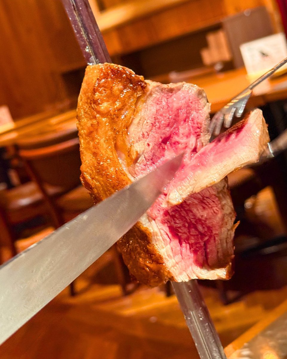 apple_matsumo's tweet photo. 『大興奮のサンバを楽しむなら水曜日！』
🥩 恵比寿　リオグランデグリル 🥩

お肉めっちゃ美味しいし、水曜日限定のサンバショーがめちゃくちゃたのしかった🤭
お尻の筋肉やばかった🤤

#東京グルメ #東京ランチ #東京ディナー #恵比寿グルメ #恵比寿ランチ #恵比寿ディナー #リオグランデグリル https://t.co/RC5APUAzur