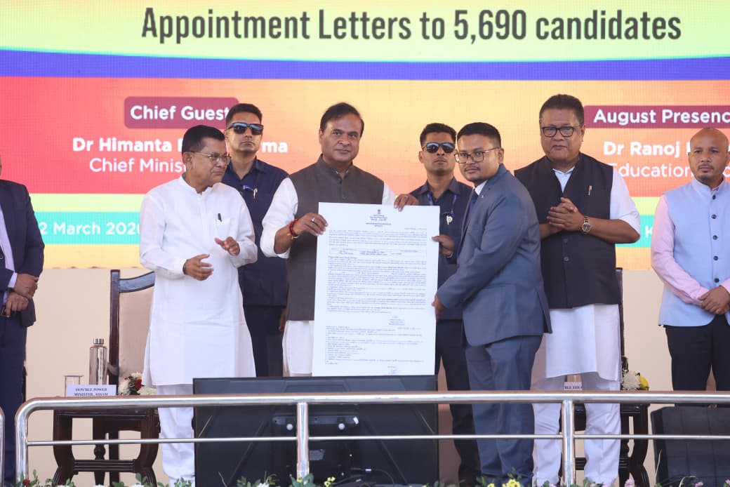 himantabiswa's tweet photo. The 2021-2026 job season concludes🙏

Govt recruitments in Assam was marred with corruption during the Cong era.

Today, I humbly state that not only have we eliminated corruption in Govt recruitments but also given 1.64 lakh jobs against our promise of 1 lakh jobs.

#AssamJobs https://t.co/EvNLzW35rv