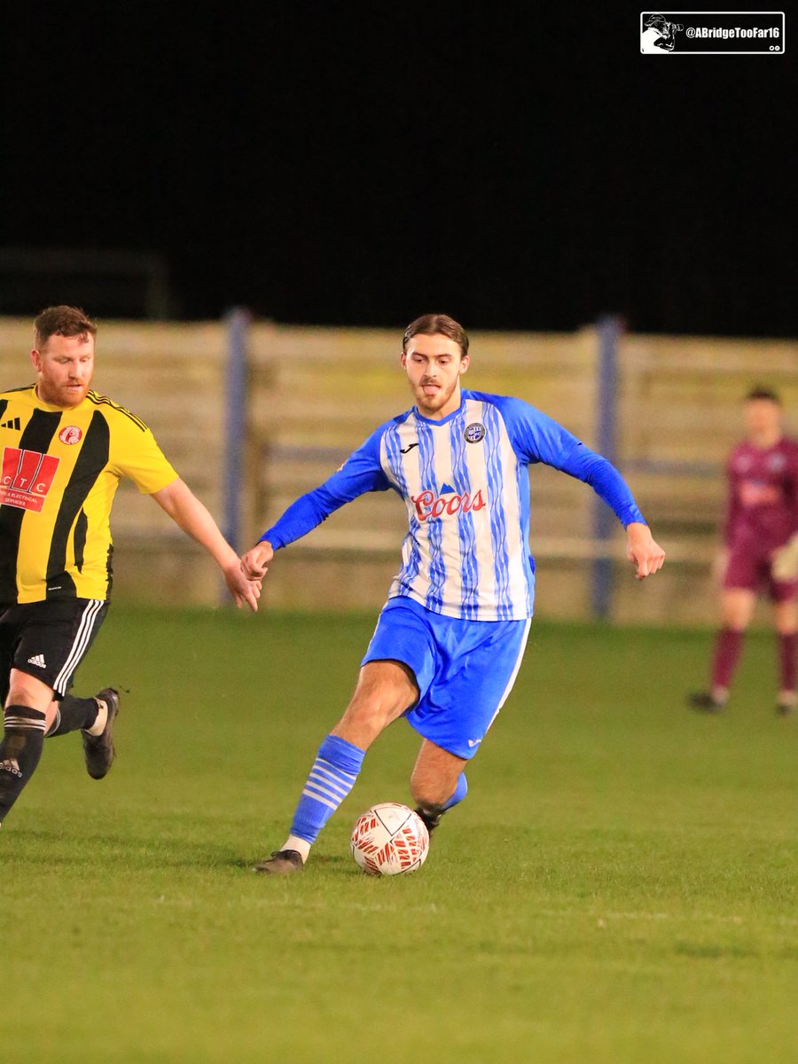 ABridgeTooFar16's tweet image. Good competitive game at the @TJCottis stadium on Tuesday night and always great to get down to ⁦@HullbridgeFC⁩ and support the local football. Sports came back from 0-2 down to win 4-2 against Frenford FC in the ⁦@EssexSenior⁩ 

#SupportLocalFootball