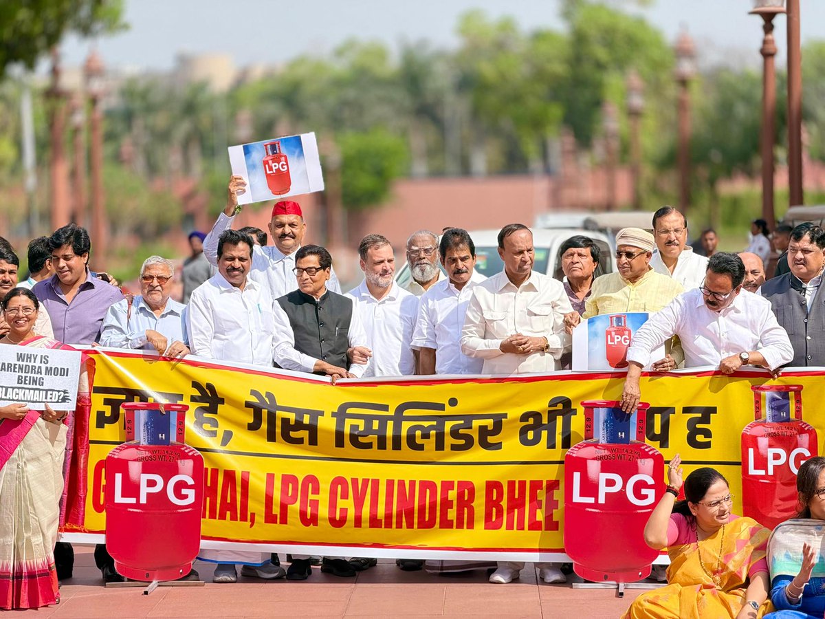 JadhavPrajapati's tweet photo. With a nationwide LPG shortage leaving millions of families struggling to cook their daily meals, Congress President and LOP in Rajya Sabha Shri @kharge, LOP in  lok Sabha Shri @RahulGandhi, along with other Opposition leaders, protested in the Parliament premises in New Delhi. https://t.co/Y0aO4seDpU