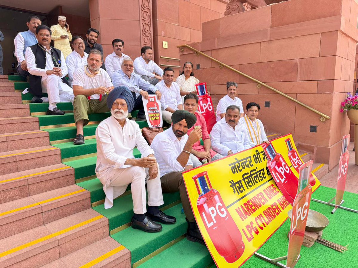JadhavPrajapati's tweet photo. With a nationwide LPG shortage leaving millions of families struggling to cook their daily meals, Congress President and LOP in Rajya Sabha Shri @kharge, LOP in  lok Sabha Shri @RahulGandhi, along with other Opposition leaders, protested in the Parliament premises in New Delhi. https://t.co/Y0aO4seDpU